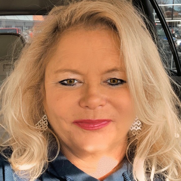 Meet your Posher, Cheryl - Picture 2 of 2